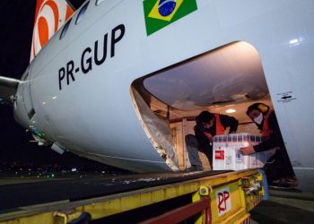 RS recebe vacinas contra Covid e distribui lotes armazenados