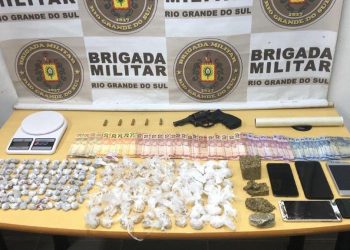 BM de Guaíba prende homens com  drogas e arma no Bairro Santa Rita