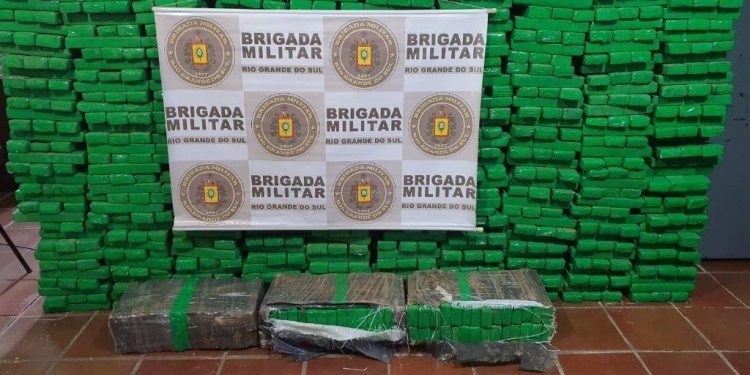 Ação conjunta entre BM e PRF apreende 783 kg de maconha