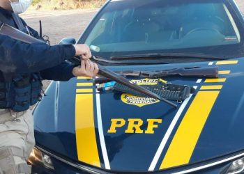 Homem foi preso, na BR-116, com duas armas, munições, pólvora e sete cachorros