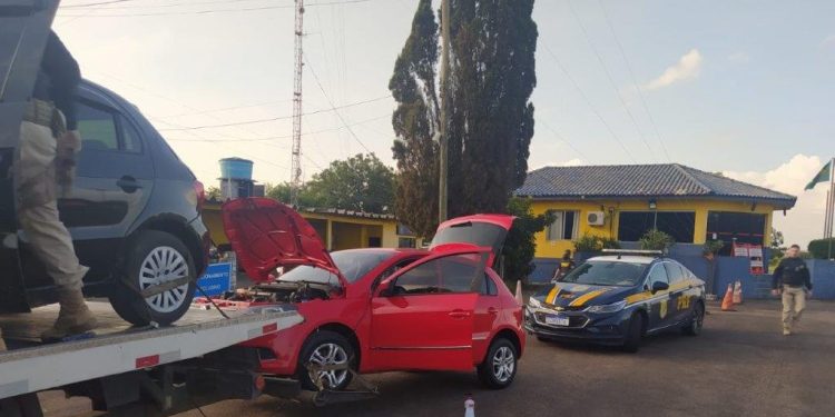 Uruguaio transportava carros roubados em um guincho