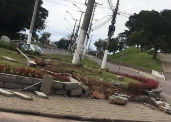 Carro invade rotatória na Avenida Nestor de Moura Jardim