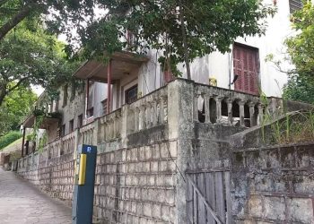 Prédio de Antigo Hospital em Estado Crítico