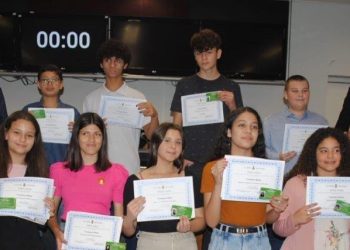 Vereadores mirins tomam posse na Câmara Municipal de Guaíba