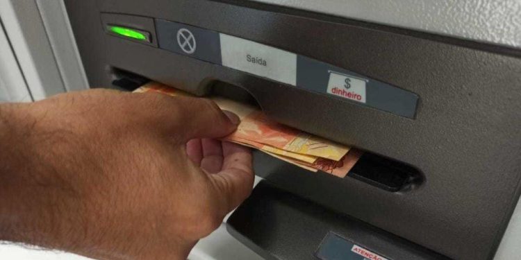 Beneficiários do INSS começam a receber pagamentos reajustados