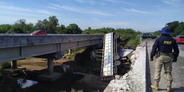 Carreta sai da pista e mulher morre no local