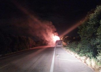 Caminhão pega fogo na estrada