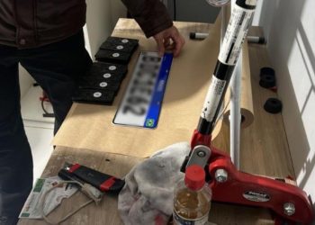 Polícia fecha fábrica clandestina de placas veiculares na Região