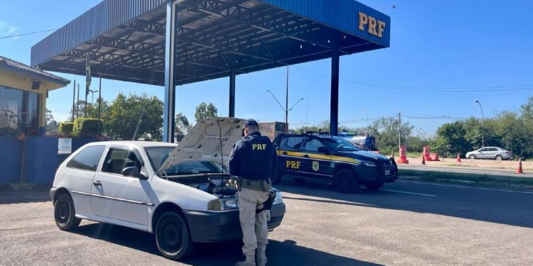 Polícia Rodoviária Federal prende idoso dirigindo carro furtado na BR-290