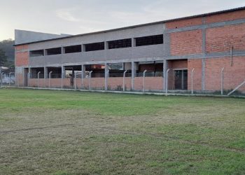 Obras de ginásio poliesportivo no Bairro Jardim Iolanda estão paradas