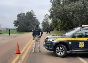 Caminhão carregado com explosivos tomba na BR-290