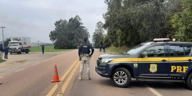 Caminhão carregado com explosivos tomba na BR-290