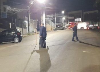 Fio Energizado Sobre Carros no Centro de Guaíba