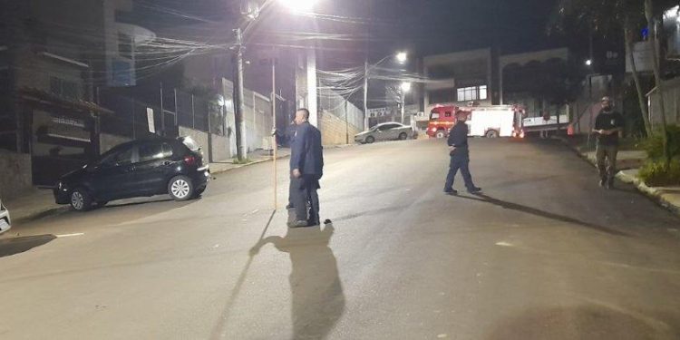 Fio Energizado Sobre Carros no Centro de Guaíba