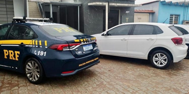 Mulher fazia transporte por aplicativo em carro roubado