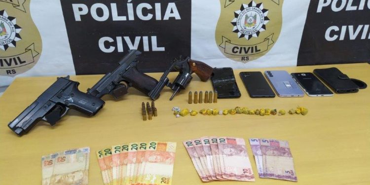 Acusado de participar de homicídio é preso com armas e malote de drogas