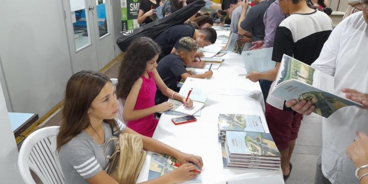 Alunos de Guaíba lançam livro sobre a história da cidade