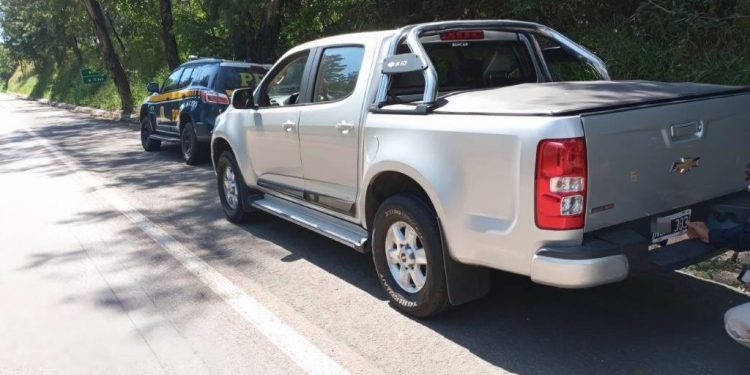 PRF apreende carro argentino com placas adulteradas com fita isolante