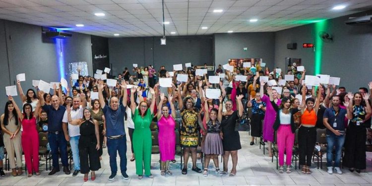 Alunos recebem certificados em cursos de qualificação profissional