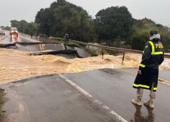 Chuvas fortes e constantes provocam inundações e estragos, deixando desabrigados e mortos no RS