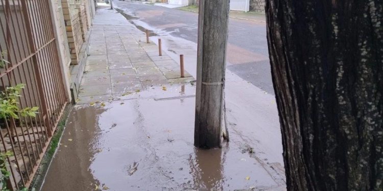 Expurgo da Corsan invade pátios e escorre pela rua