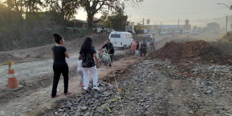 Trecho em obras requer atenção especial de motoristas e pedestres