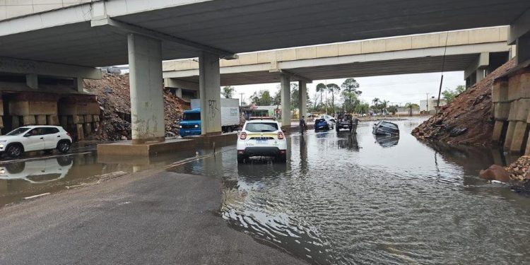 Temporal e chuvarada voltam a causar estragos, alagamentos e falta de energia elétrica no RS