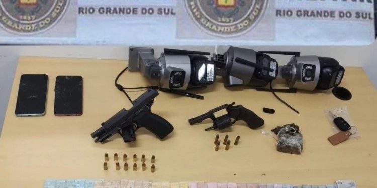 Apreensões de armas, munições, drogas e equipamentos no Bairro Colina em Guaíba