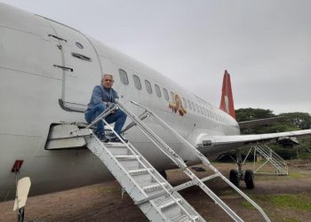 Guaibense reencontra avião da Varig que pilotou durante 10 anos no céu do Brasil