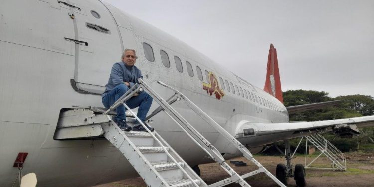 Guaibense reencontra avião da Varig que pilotou durante 10 anos no céu do Brasil