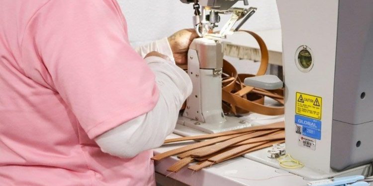 Apenadas da Penitenciária de Guaíba produzem bolsas para a indústria