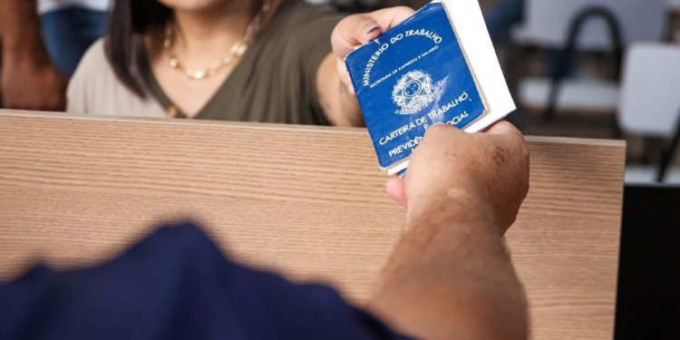 Currículos rejeitados por robôs antes de chegarem aos recrutadores