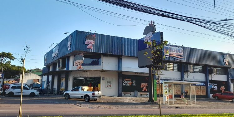 Bombeiros agem rápido, controlam o fogo e evitam destruição de supermercado