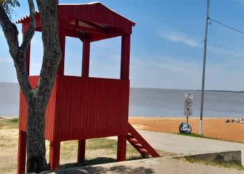 Casinha de Salva-vidas Vazia e Placa de Banho Impróprio sem Análise da Água