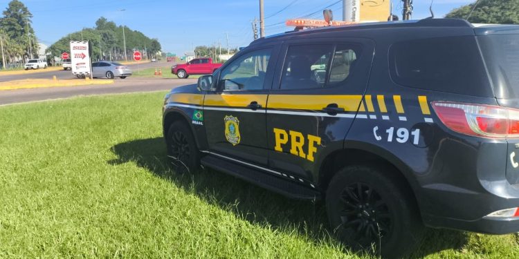 PRF prende motorista embriagado na BR-116 em Barra do Ribeiro